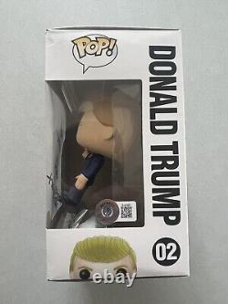 Colby Covington a signé un Funko Pop de Donald Trump avec un certificat d'authenticité Beckett BAS UFC 02.