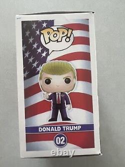 Colby Covington a signé un Funko Pop de Donald Trump avec un certificat d'authenticité Beckett BAS UFC 02.