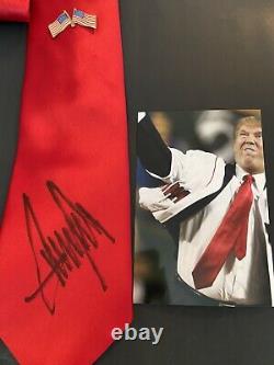 Cravate signée à la main par le Président Donald Trump