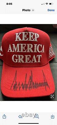 DONALD TRUMP A SIGNÉ LE CHAPEAU ROUGE 'KEEP AMERICA GREAT' AVEC UNE LETTRE COMPLÈTE DE JSA