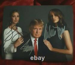 Donald Ivanka - Melania Trump Main Signé 8x10 Photo Coa. Extrêmement Rare