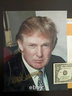 Donald J. Trump A Autographié Photo, Dollar Bill Et Enveloppe De 2007