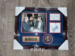 Donald J Trump Ronald Reagan Facsimile Autograph Custom Framed 20x16 Collage<br/>
  
<br/> Traduction en français : Collage encadré sur mesure avec autographe en fac-similé de Donald J Trump et Ronald Reagan de 20x16