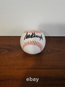 Donald J. Trump, président des États-Unis, balle de baseball signée et autographiée, avec certificat d’authenticité/hologramme/boîtier