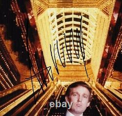 Donald Trump (45e président des États-Unis) a signé une photo 11x14 de l'atrium de la Trump Tower avec JSA LOA