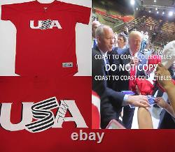 Donald Trump, 45ème président des États-Unis, a signé un maillot, preuve d'authenticité.