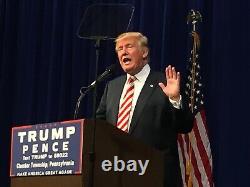 Donald Trump A Dédicacé L’affiche Maga Avec Des Pièces De Monnaie Secret Défi Des Services