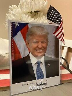 Donald Trump A Signé La Photo De La Maison Blanche