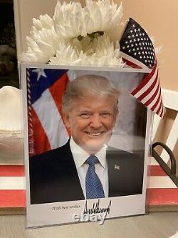 Donald Trump A Signé La Photo De La Maison Blanche