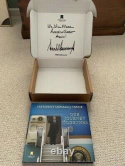 Donald Trump A Signé Notre Voyage Ensemble Book+original Box+jsa Lettre