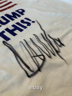 Donald Trump A Signé Une Chemise Autographiée