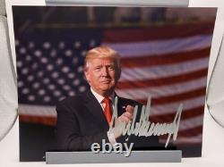 Donald Trump Drapeau Américain Applaudissement Photo Signée Authentique 8X10 COA