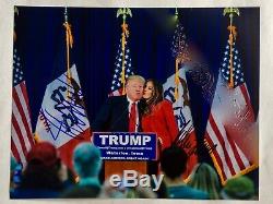 Donald Trump Et Melania Trump Signée À La Main Authentique, Comprend Coa / Rallye