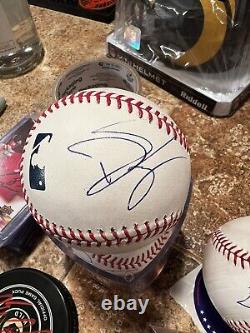 Donald Trump Jr. a signé une balle de baseball OMLB