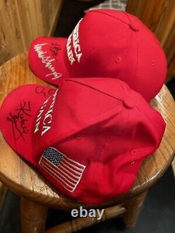 Donald Trump Jr et sa femme Kimberly Guilfoyle ont signé un chapeau Maga