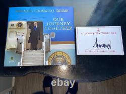 Donald Trump Notre Voyage Ensemble Livre Et Plaque De Livre Signé À La Main