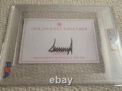 Donald Trump Signature Manuscrite Plaque de Livre Notre Voyage Ensemble Évaluée par PSA