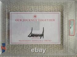 Donald Trump Signature Manuscrite Plaque de Livre Notre Voyage Ensemble Évaluée par PSA