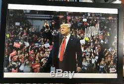 Donald Trump Signé 12x18 Photo Encadrée Psa / Dna Autograph