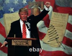 Donald Trump a dédicacé une photo de 8x10 pouces signée avec un COA.