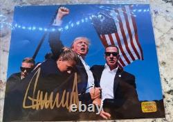 Donald Trump a signé 8x10 Le jour où Trump a été abattu. Avec COA AUTOGRAPHE RARE du président