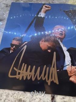 Donald Trump a signé 8x10 Le jour où Trump a été abattu. Avec COA AUTOGRAPHE RARE du président