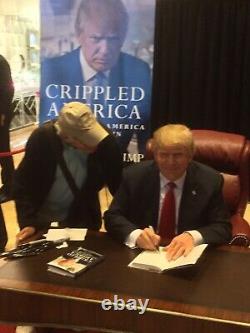 Donald Trump a signé 'Crippled America' en personne à la Trump Tower de New York, première édition.
