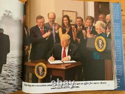 Donald Trump a signé à la main notre livre '+ coa' de notre parcours ensemble - un excellent investissement + rare.