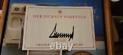 Donald Trump a signé et dédicacé le livre 'Notre parcours ensemble' avec un certificat d'authenticité JSA