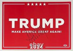 Donald Trump a signé l'affiche de campagne 2024 Make America Great Again MAGA avec certification PSA