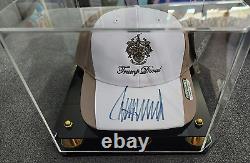 'Donald Trump a signé la casquette de golf de Doral avec un étui d'exposition PSA COA. Seulement 1 sur Ebay.'