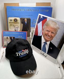 Donald Trump a signé la photo/livre présidentiel Notre voyage ensemble 45ème président