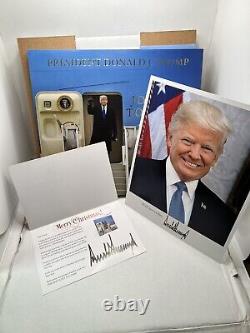 Donald Trump a signé la photo/livre présidentiel Notre voyage ensemble 45ème président