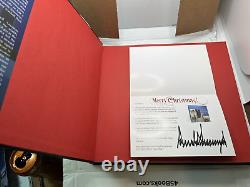 Donald Trump a signé la photo/livre présidentiel Notre voyage ensemble 45ème président