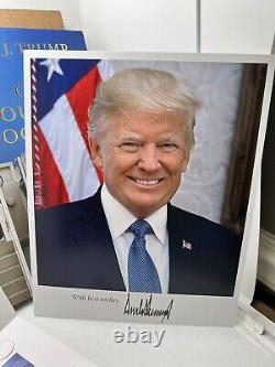 Donald Trump a signé la photo/livre présidentiel Notre voyage ensemble 45ème président