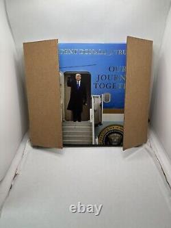 Donald Trump a signé la photo/livre présidentiel Notre voyage ensemble 45ème président