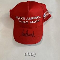 Donald Trump a signé le chapeau 'Make America Great Again' avec une casquette autographiée et un COA