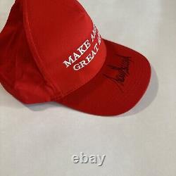 Donald Trump a signé le chapeau 'Make America Great Again' avec une casquette autographiée et un COA