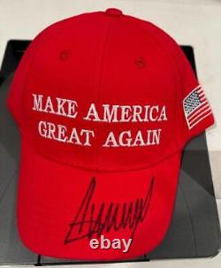 Donald Trump a signé le chapeau de casquette Make America Great Again avec un certificat d'authenticité.