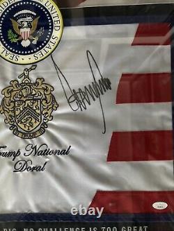 Donald Trump a signé le drapeau de Doral