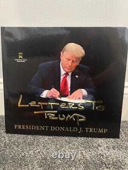 Donald Trump a signé le livre de lettres à Trump - Ex-libris du Président