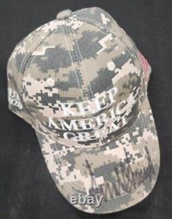 Donald Trump a signé son nom complet sur la casquette de rallye 2020 'Keep America Great' en camouflage PSA