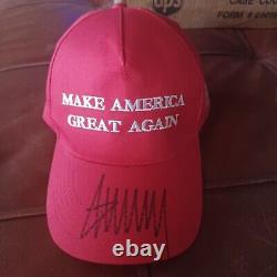 Donald Trump a signé un bonnet 'Make America Great Again' avec un COA, très joli.