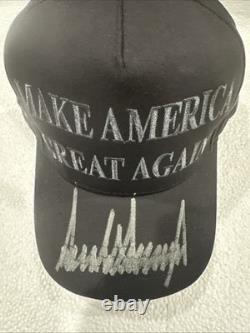 Donald Trump a signé un chapeau Blk Maga