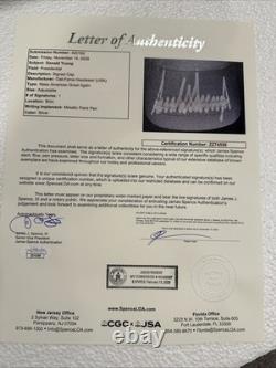 Donald Trump a signé un chapeau Blk Maga