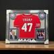 Donald Trump A Sign&eacute; Un Maillot Maga Coa Autographed Encadr&eacute; 34x42