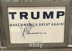 Donald Trump a signé un panneau de campagne 'Make America Great Again' encadré de façon rustique de 13x19 pouces.