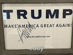 Donald Trump a signé un panneau de campagne 'Make America Great Again' encadré de façon rustique de 13x19 pouces.