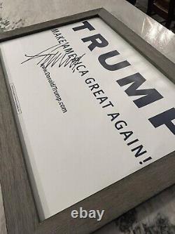 Donald Trump a signé un panneau de campagne 'Make America Great Again' encadré de façon rustique de 13x19 pouces.