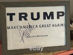 Donald Trump a signé un panneau de campagne 'Make America Great Again' encadré de façon rustique de 13x19 pouces.